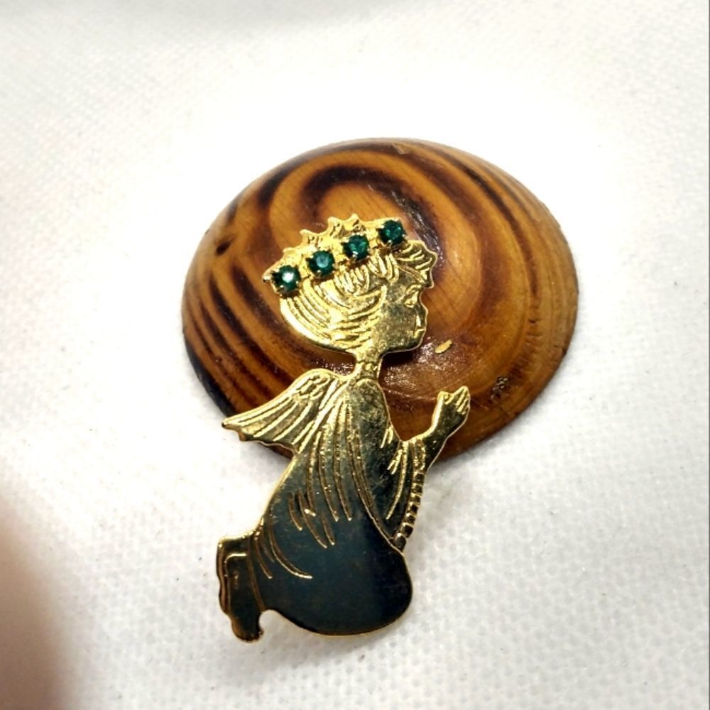 Emerald crown praying‎ angel brooch